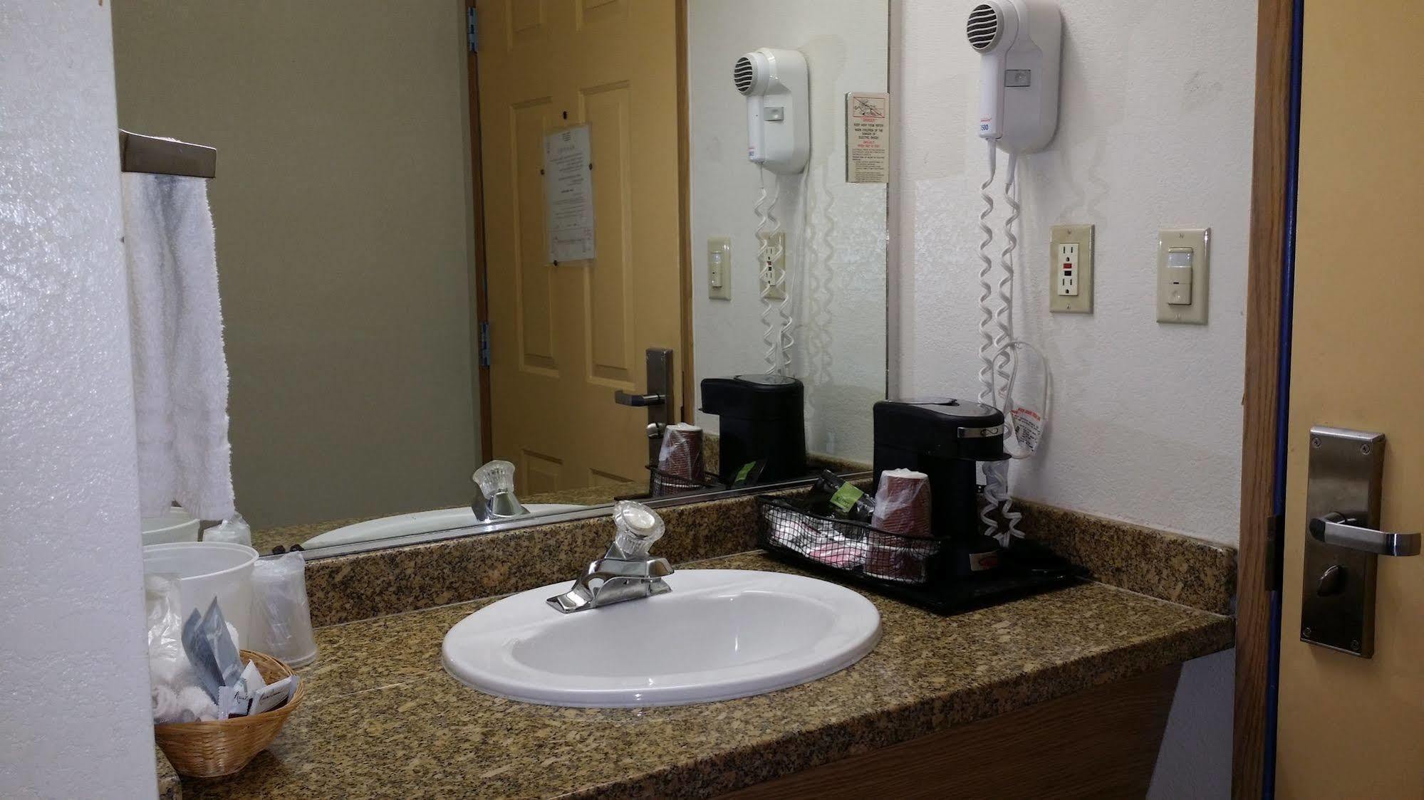 Budget Inn Corcoran Extérieur photo